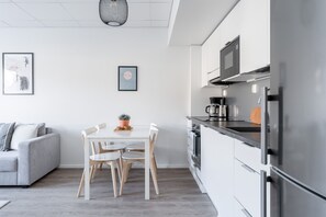 City-Apartment | Eigene Küche | Großer Kühlschrank, Mikrowelle, Ofen, Herdplatte