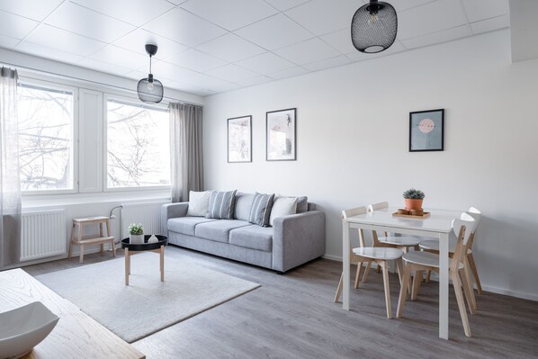 Leilighet – city | Oppholdsområde | En 32-tommers LED-TV med kabel-kanaler samt TV
