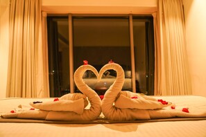 Desk, free WiFi, bed sheets - Pride Hotel Udaipur (Udaipur)