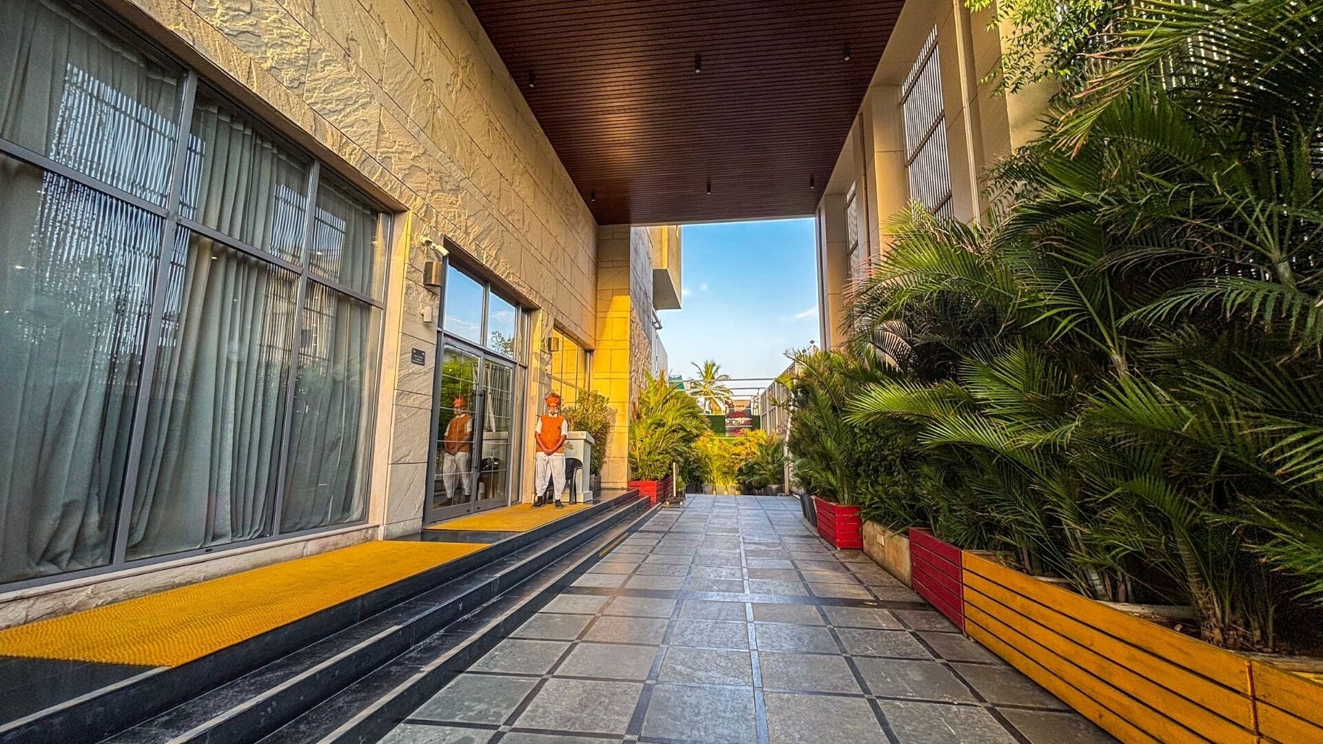 المنشأة من الخارج
