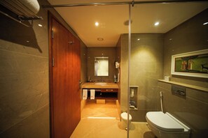 Business suite | Badkamer | Een douche, gratis toiletartikelen, handdoeken