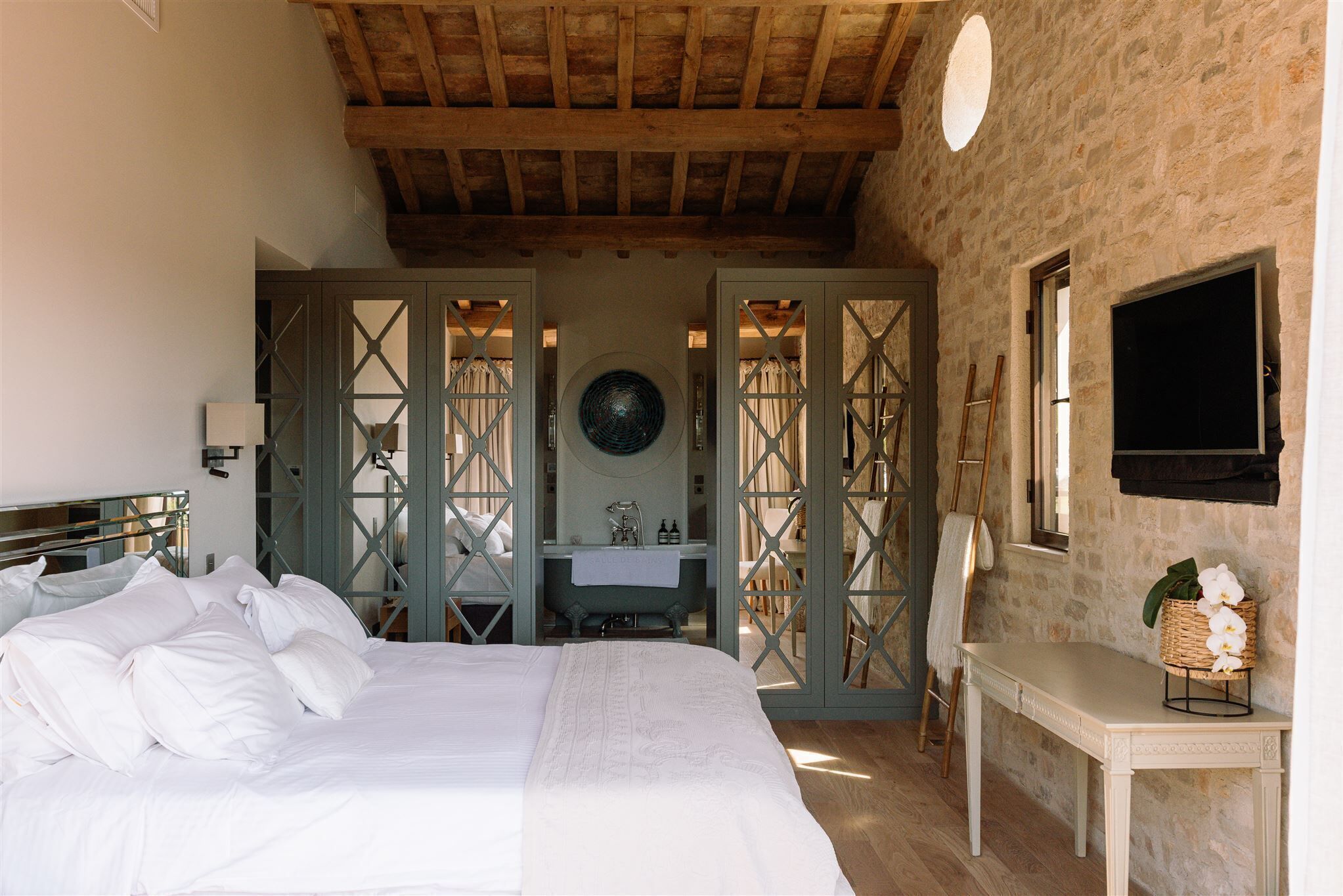 5 slaapkamers, een bureau, een strijkplank/strijkijzer, gratis wifi