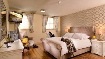 4 bedrooms, iron/ironing board, WiFi