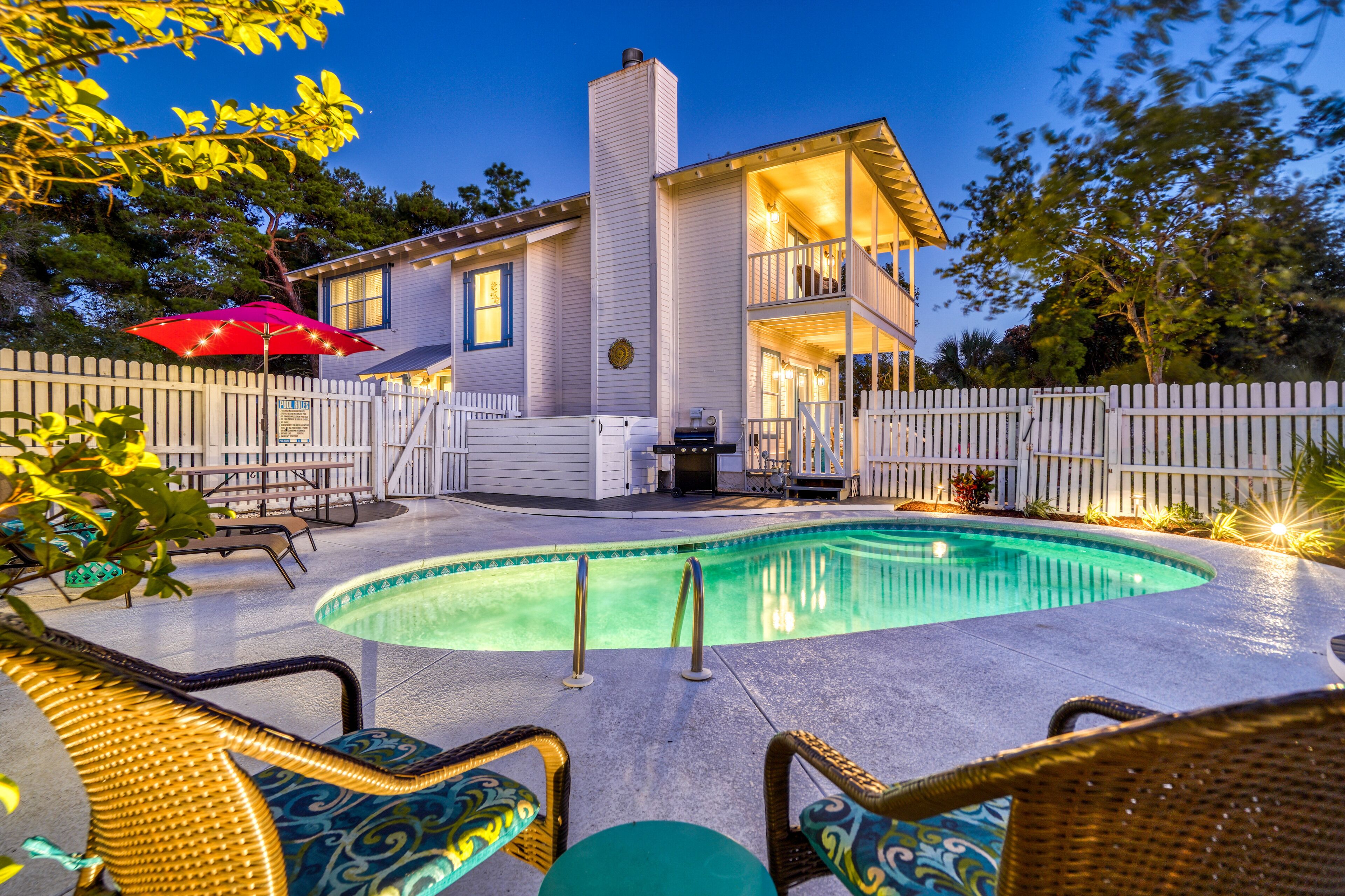 CRYSTAL BEACH-PRIVATE POOL-SEASONAL BEACH SERVICE-SHORT WALK TO BEACH!