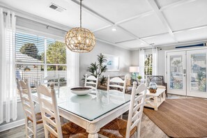Dining - The Sandpiper Crystal Beach*Pool*FirePit*BeachSvc (Destin)