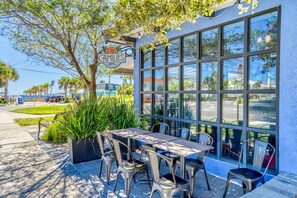 Outdoor dining - The Sandpiper Crystal Beach*Pool*FirePit*BeachSvc (Destin)