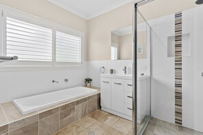 Badewanne, Haartrockner, Handtücher, Seife