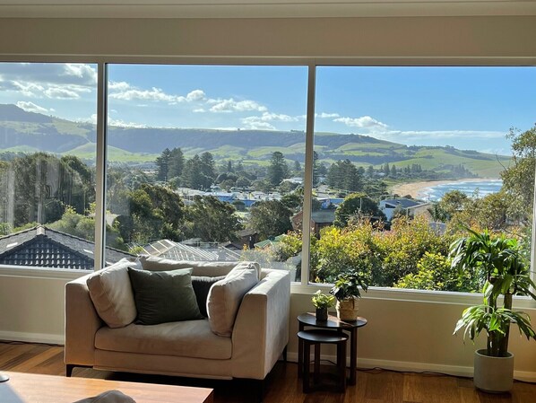 Smart TV, video games, Netflix, table football - Luxury stay with spectacular mountain and sea views. 6 min walk to beach (Gerringong)
