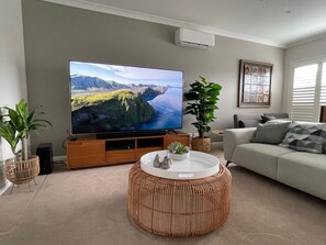 Smart-TV, Videospiele, Netflix, Tischfußball
