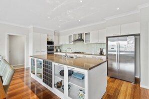 Fridge, microwave, oven, stovetop - Luxury stay with spectacular mountain and sea views. 6 min walk to beach (Gerringong)