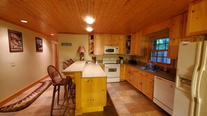 Microwave, dishwasher, coffee/tea maker, cookware/dishes/utensils - Lakeview Lounge. 3 bedroom cabin surrounded by national forest. (Butler)