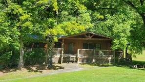 Exterior - Lakeview Lounge. 3 bedroom cabin surrounded by national forest. (Butler)