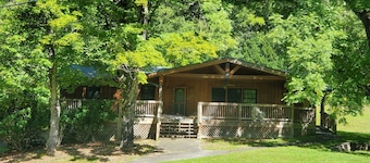Lakeview Lounge. 3 bedroom cabin surrounded by national forest.