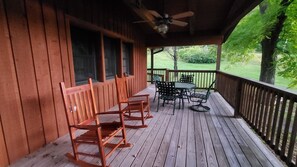 Outdoor dining - Lakeview Lounge. 3 bedroom cabin surrounded by national forest. (Butler)