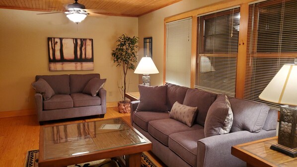 TV - Lakeview Lounge. 3 bedroom cabin surrounded by national forest. (Butler)