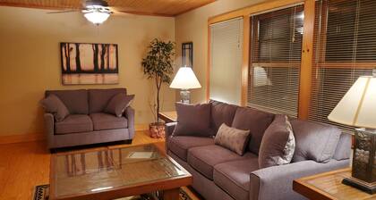 Lakeview Lounge. 3 bedroom cabin surrounded by national forest.