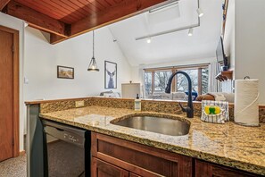 Interior - Tastefully decorated Condo, pool, hot tub, sports center - Highridge C8 (Killington)