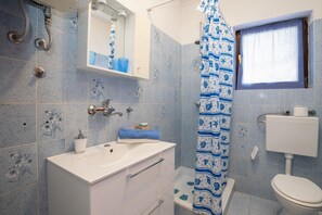 Shower, hair dryer, towels - Apartment Brankica 1 with 2 bedrooms (Vantacici)