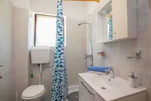 Dusche, Haartrockner, Handtücher