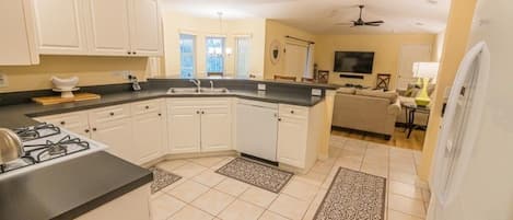 House, 4 Bedrooms | Private kitchen