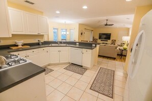 House, 4 Bedrooms | Private kitchen