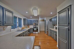 Kjøleskap, mikrobølgeovn, ovn og kokeplater