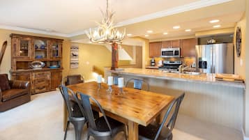 Condo, 2 Bedrooms | Dining