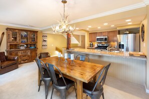 Condo, 2 Bedrooms | Dining