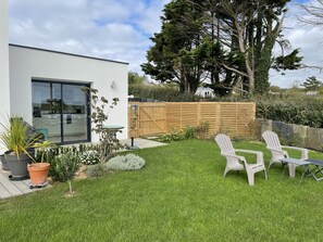 Property grounds - New 20m2 gîte with sea view, 300 metres from the beaches and the GR34. (Clohars-Carnoët)