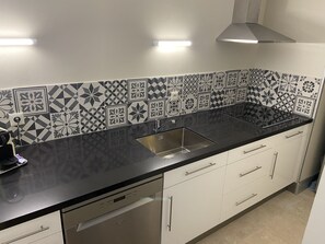Réfrigérateur, micro-ondes, plaque de cuisson, lave-vaisselle
