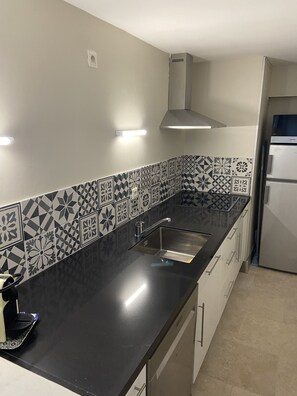 Fridge, microwave, stovetop, dishwasher