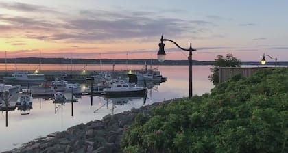 Coastal Gem historic Eastport Water Street walk to shops, restaurants, galleries