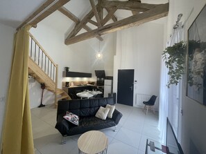 Tv, bordsfotboll och ett bordtennisbord