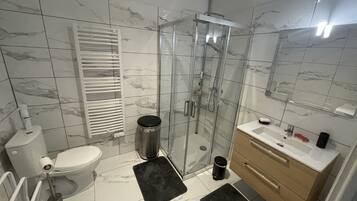 Suihku, hiustenkuivaaja, pyyhkeet, vessapaperi