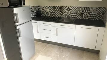 Réfrigérateur, micro-ondes, plaque de cuisson, lave-vaisselle