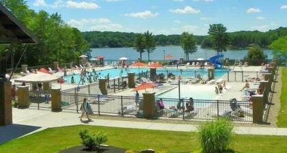 Over 4800+ sqft.. Lakefront Retreat-Sleeps 13