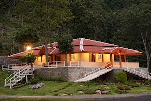 Tile House (Valley view) | Free WiFi, bed sheets - Chow Chow Valley Resorts (Kotagiri)