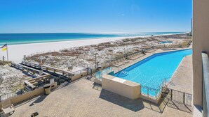 Una piscina con vista a la playa y al océano.