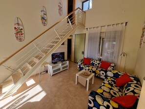 Een televisie en een stereo