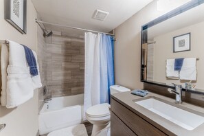 Unclassified image, 5 of 14, button - King bed 1BR close to Downtown w fast wifi w/ pool (Austin)