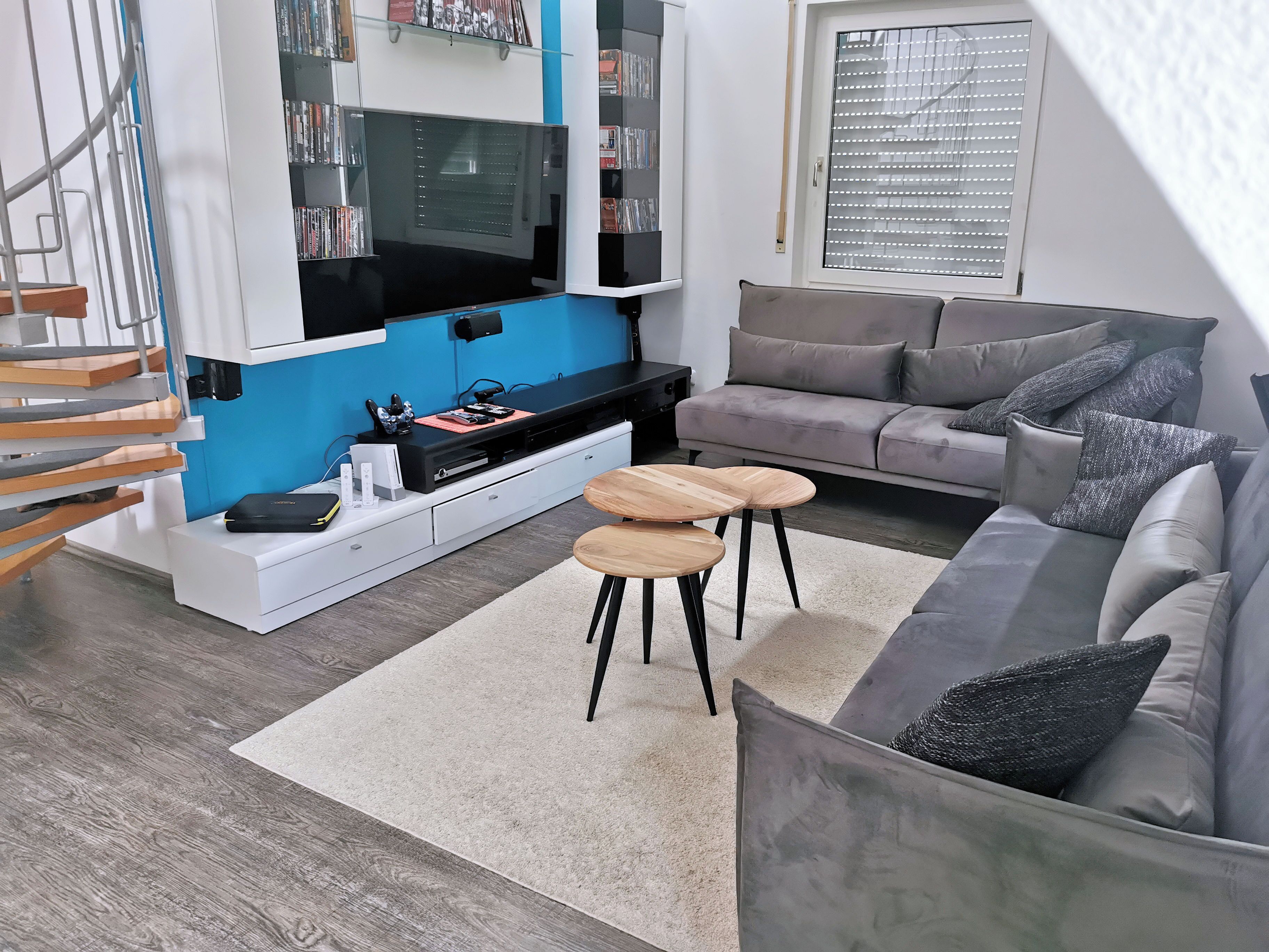 Fernseher, Videospiele, DVD-Player, Bücher