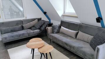 Fernseher, Videospiele, DVD-Player, Bücher