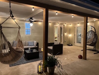 Pool house( Heated pool) with Oasis garden near the beach Location! Location! 