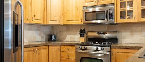 Fridge, microwave, stovetop, dishwasher