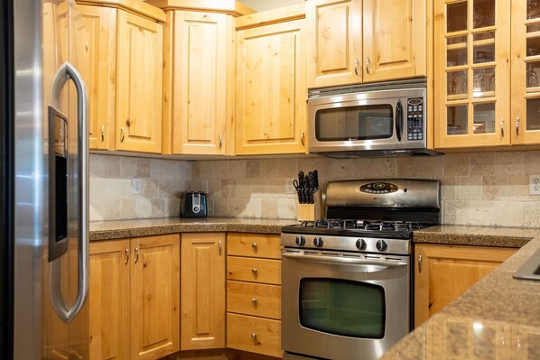 Fridge, microwave, stovetop, dishwasher