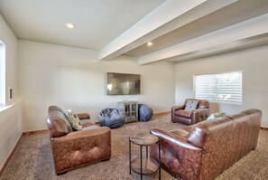 Fernseher, Kamin, Tischtennisplatte