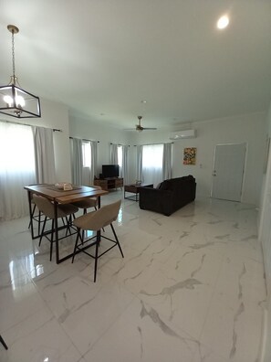 Dining - Ridgewood Court -  Townhouse Near Beach Across the Street From Grocery Store (Nassau)