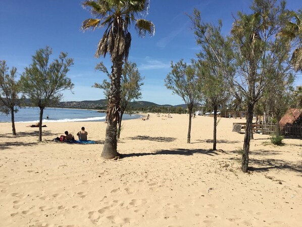Una spiaggia nelle vicinanze