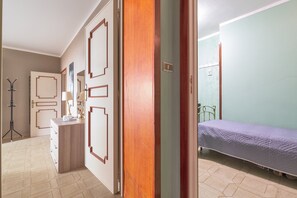 2 Schlafzimmer, Bügeleisen/Bügelbrett