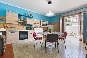 Geladeira, cooktop, talheres/pratos/utensílios de cozinha